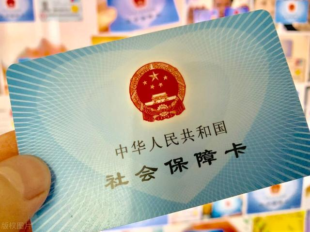 现在退休金不打到社保卡里，是不是必须要更换呢？